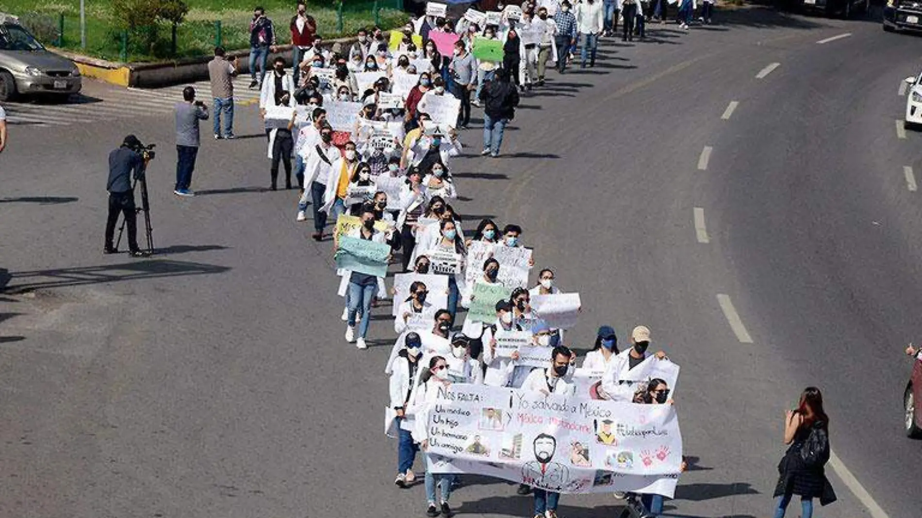 Pasantes de medicina realizaron una marcha en la capital zacatecana